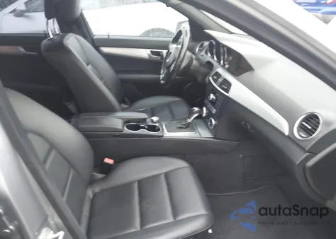 2013 Mercedes-Benz C 250 Sport z USA, uszkodzony, nr VIN WDDGF4HBXDA869821